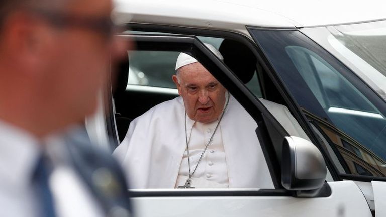 Le pape est sorti de l'hôpital après une infection respiratoire