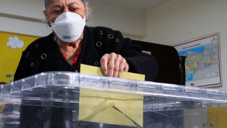 Erdogan positioned to extend rule in Turkey runoff election