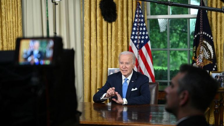 Biden lobt in seiner ersten Ansprache im Oval Office die "abgewendete Krise" mit der Einigung über die Schuldenobergrenze