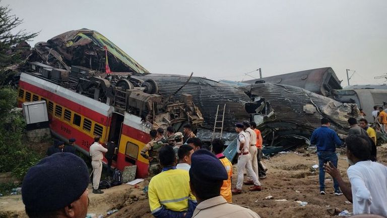 Le bilan de la collision entre deux trains indiens approche les 300 morts et 850 blessés