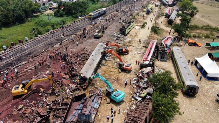 Familias y rescatadores buscan a las víctimas del peor accidente ferroviario de la India en décadas