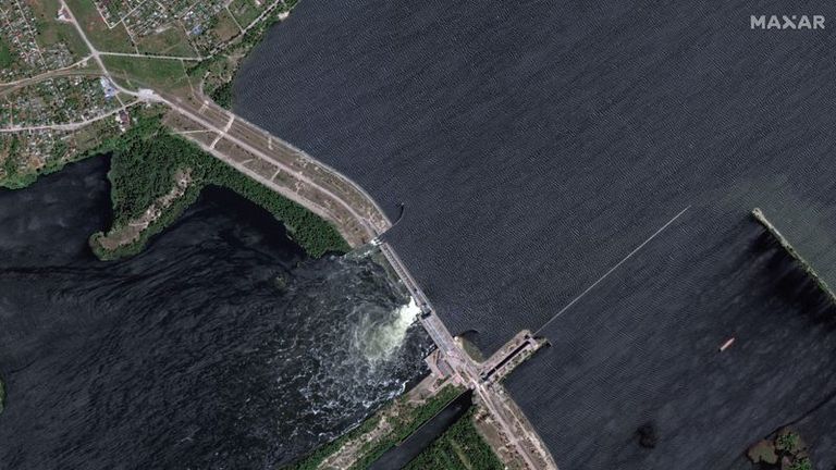 Le barrage de Kakhovka, dans le sud de l'Ukraine, a sauté, provoquant un déluge d'eau