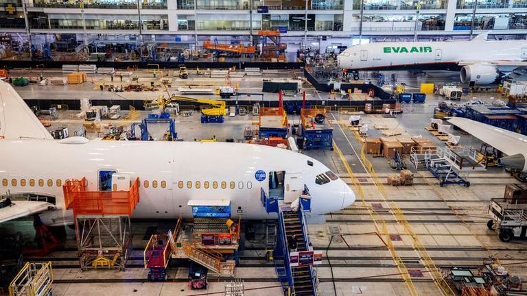Il nuovo problema del 787 Dreamliner potrebbe rallentare la consegna di 90 jet nell'inventario di Boeing