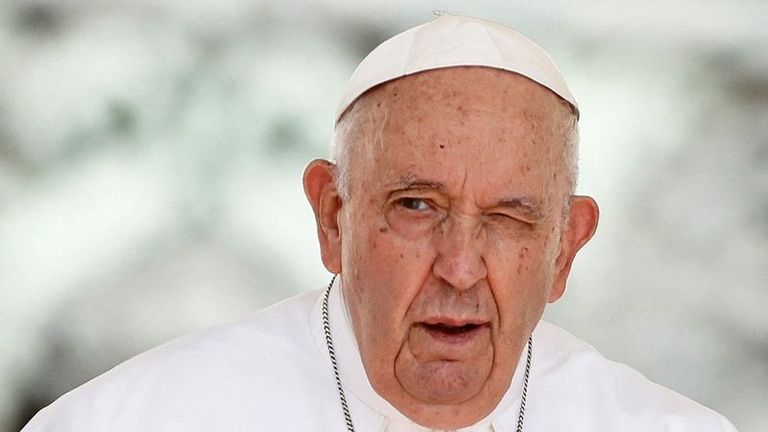 Papa Francisco "mejora progresivamente" tras su operación