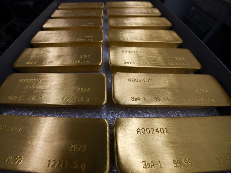 Gold searches for direction on Fed rate hike policy