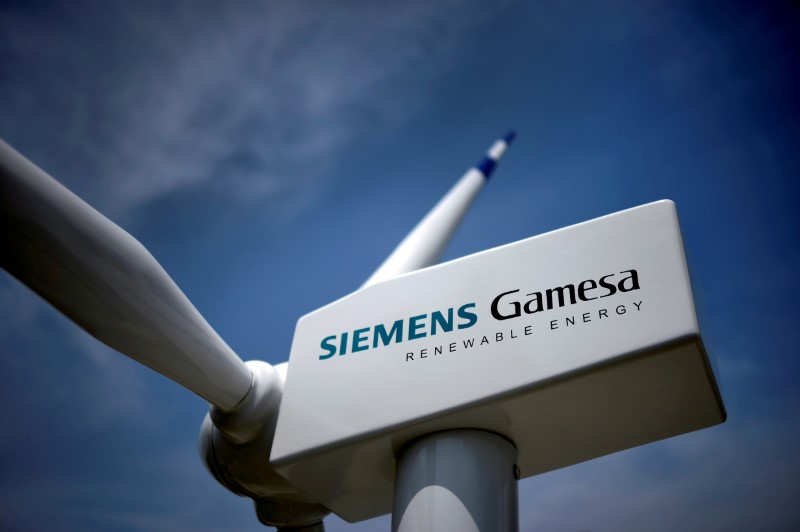 ARCHIV: Ein Modell einer Windturbine mit dem Logo von Siemens Gamesa steht vor der Jahreshauptversammlung in Zamudio, Spanien