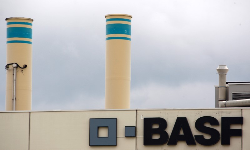 Photo d'archives du logo BASF visible sur la façade de l'usine BASF de Schweizerhalle