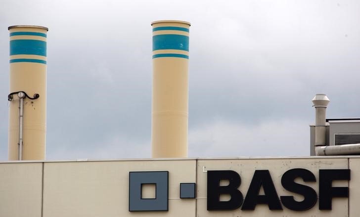 Imagen de archivo del logo de BASF en la fachada de una planta de la empresa química en Schweizerhalle, cerca de Basilea, Suiza.