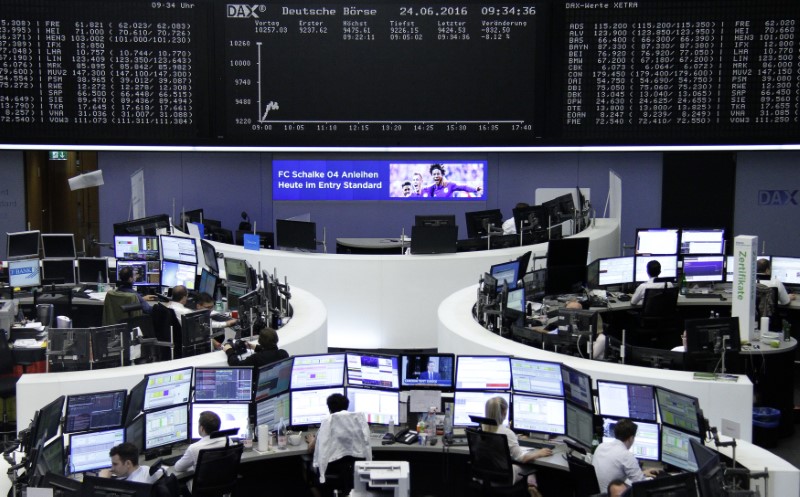 Photo des traders travaillant à leur bureau devant l'indice boursier allemand