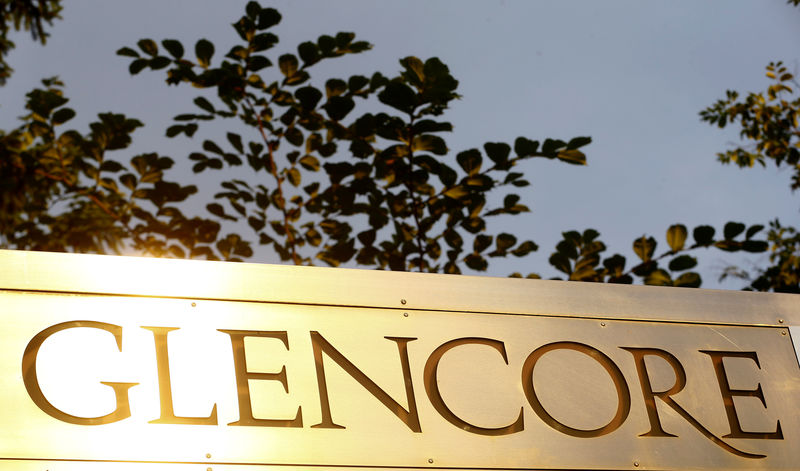 Il logo di Glencore davanti alla sede centrale dell'azienda a Baar