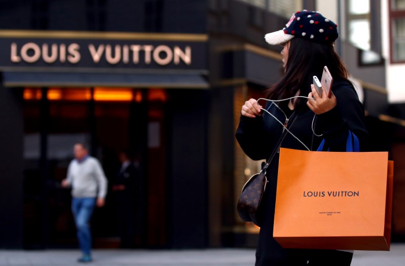 Une cliente Louis Vuitton à l'extérieur d'une succursale à Vienne, en Autriche