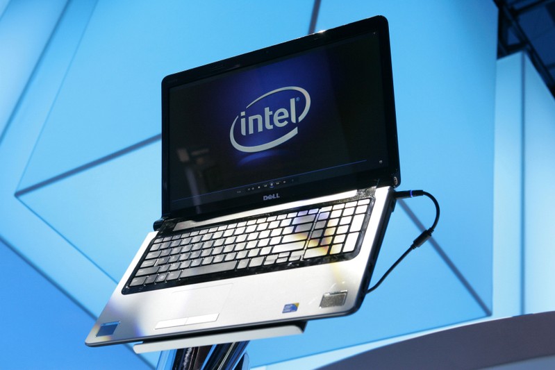 文件照片：筆記本電腦在拉斯維加斯的CES上顯示英特爾徽標