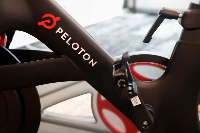 PHOTO DE FICHIER: Un vélo d'exercice Peloton est vu après la sonnerie de la cloche d'ouverture de l'introduction en bourse de la société sur le site du Nasdaq Market à New York.