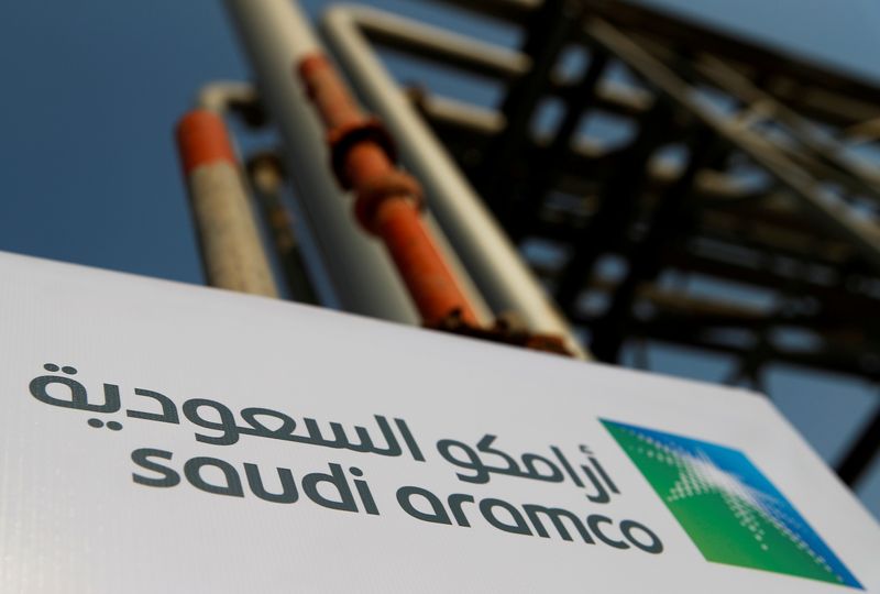 Photo du logo de Saudi Aramco sur le site pétrolier d'Abqaiq