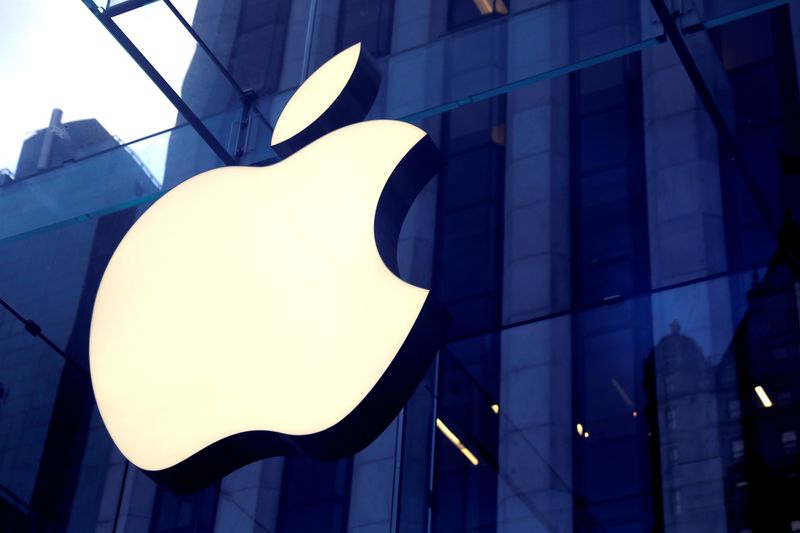 Il logo di Apple Inc. appeso all'ingresso dell'Apple Store sulla 5th Avenue a New York.