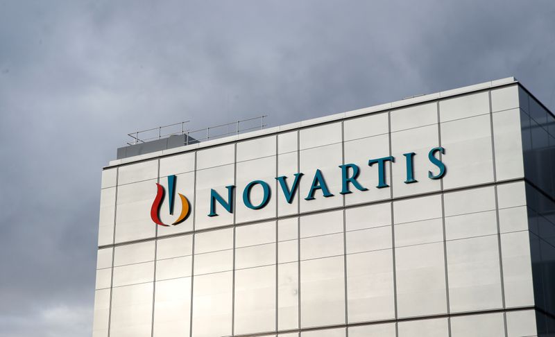 ARCHIV: Das Logo des Unternehmens ist in der neuen Zell- und Gentherapie-Fabrik des Schweizer Arzneimittelherstellers Novartis in Stein