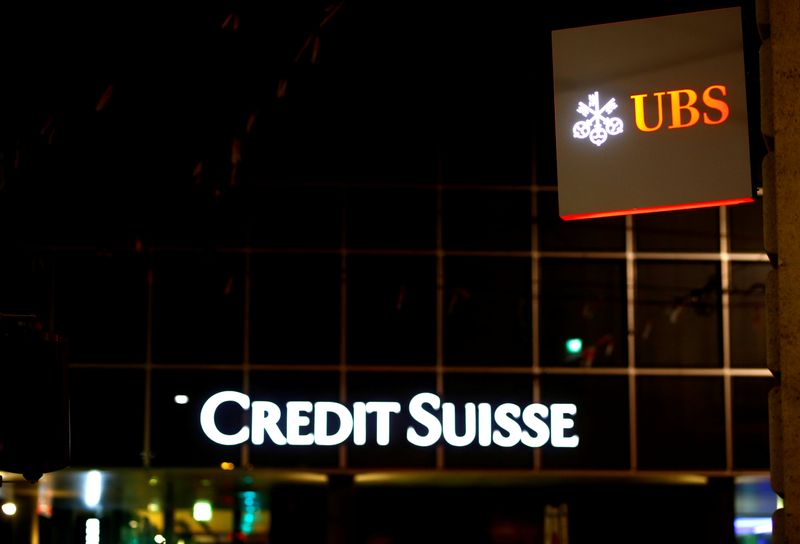 Photo d'archives des logos d'UBS et de Credit Suisse à Bâle, en Suisse