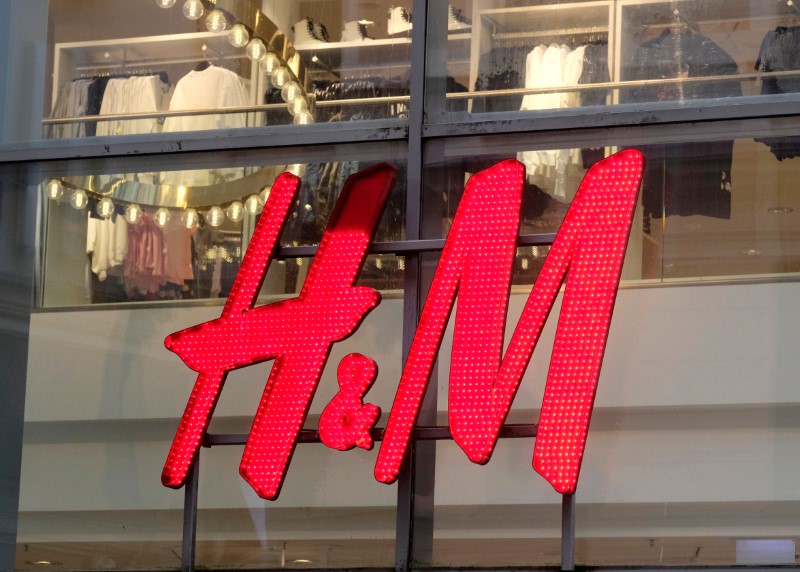 Photo d'archives du logo de H&M sur la façade d'un magasin à Riga, en Lettonie