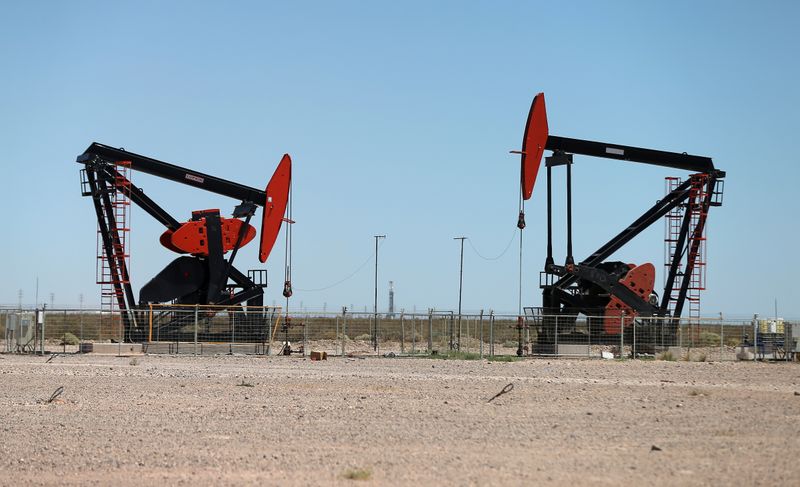 Due pompe petrolifere al deposito di gas e olio di scisto Vaca Muerta, in Argentina