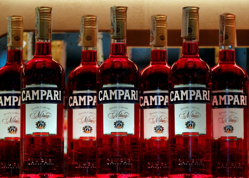 Bottiglie di Campari in un bar a Milano