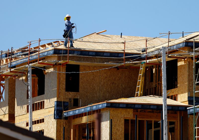 ARCHIV: Ein Arbeiter geht auf dem Dach eines im Bau befindlichen neuen Hauses in Carlsbad, Kalifornien