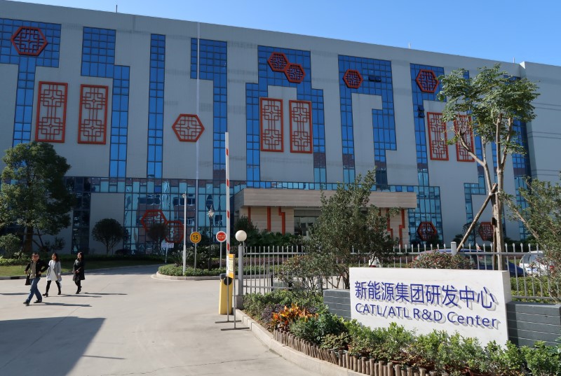 ARCHIV: Menschen gehen am Forschungs- und Entwicklungszentrum von Contemporary Amperex Technology Ltd (CATL) in Ningde, Provinz Fujian, China, vorbei. 