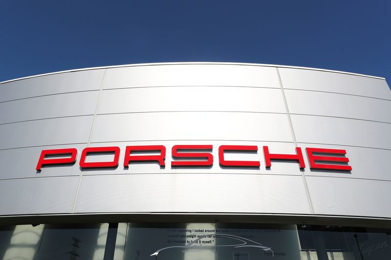 Una foto del logo Porsche, fuori da una concessionaria a Bruxelles
