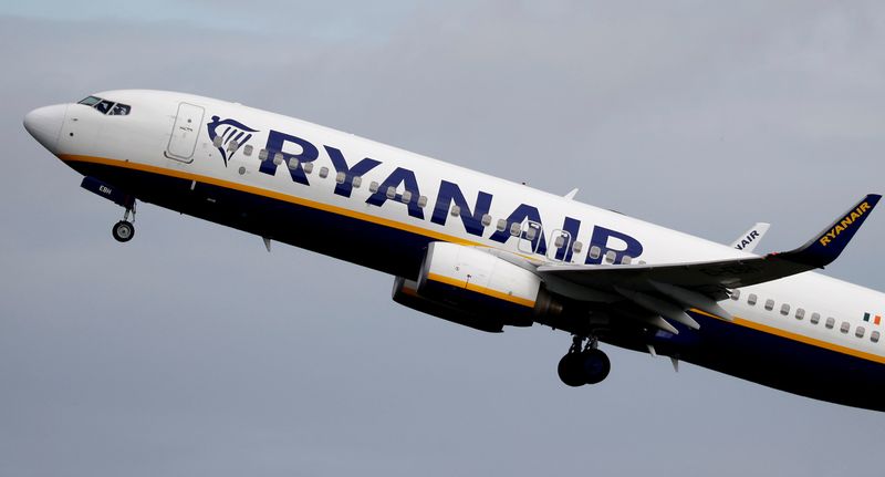 FOTO DE ARCHIVO. Un avión de Ryanair despega del aeropuerto de Mánchester, Reino Unido