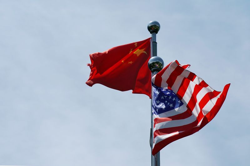 FOTO DE ARCHIVO: Banderas de China y Estados Unidos ondean cerca del Bund en Shanghái, China, el 30 de julio de 2019