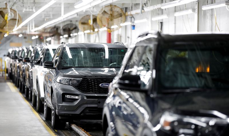 FOTO DE ARCHIVO: Los autos Ford Explorer 2020 se ven en la planta de ensamblaje de Ford en Chicago, Illinois, EEUU,