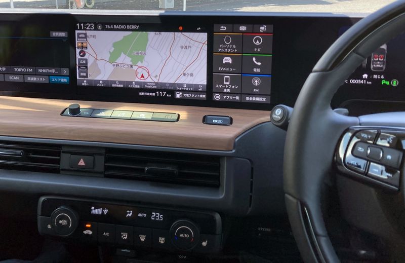 Una parte del cruscotto digitale composto da cinque schermi ad alta risoluzione all'interno di un'auto elettrica Honda E 