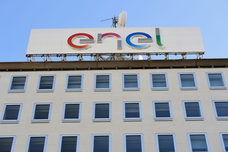 Imagen de archivo del logotipo de la multinacional energética italiana Enel en la sede de Milán