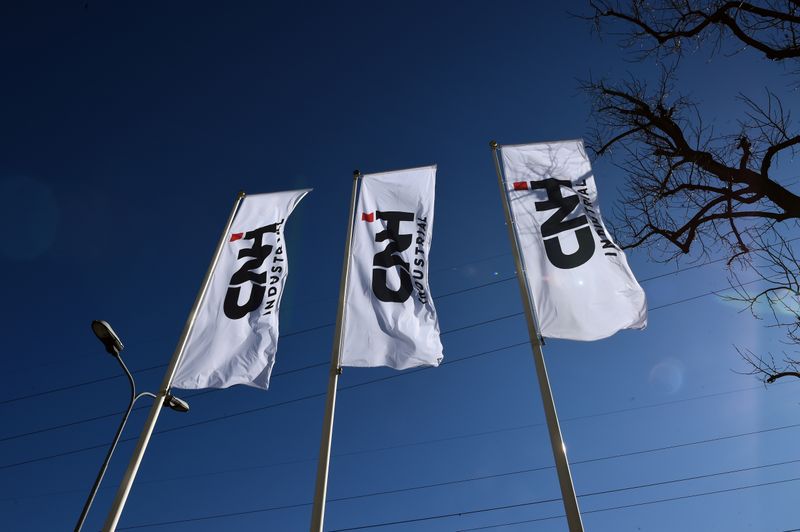 Bandiere con il logo di Cnh Industrial davanti alla sede del gruppo a Torino