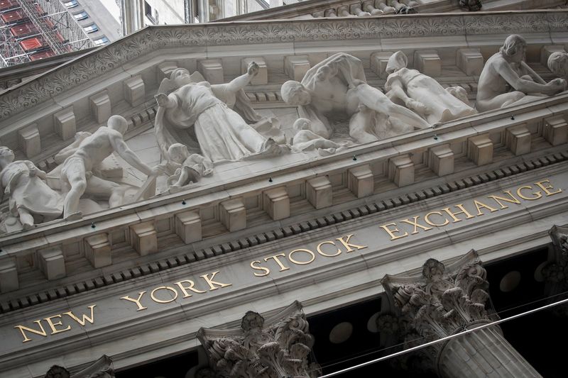 Il logo della New York Stock Exchange a Wall Street, 26 giugno 2020