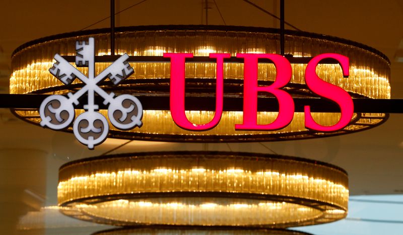 El logotipo del banco suizo UBS en una sucursal en Basilea