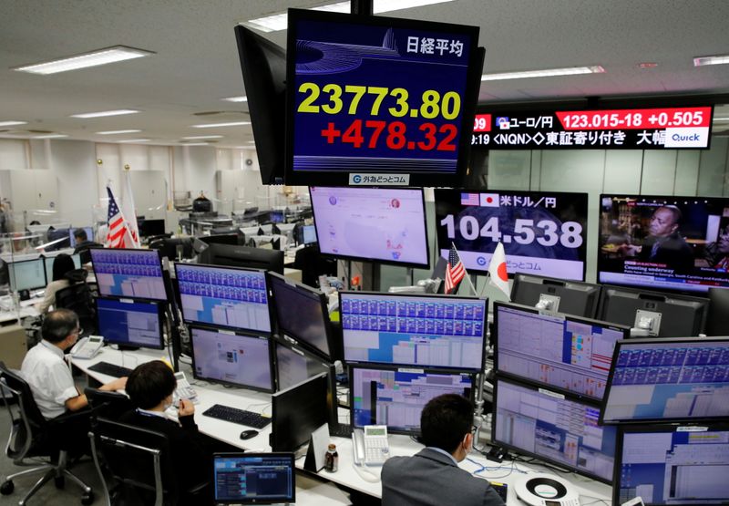 Un monitor mostra l'indice azionario Nikkei presso una società di foreign exchange trading a Tokyo