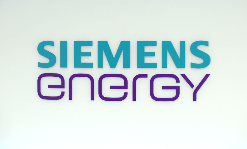 ARCHIV: Ein Firmenlogo der Siemens Energy AG während des Börsengangs von Siemens Energy an der Frankfurter Börse in Frankfurt, Deutschland