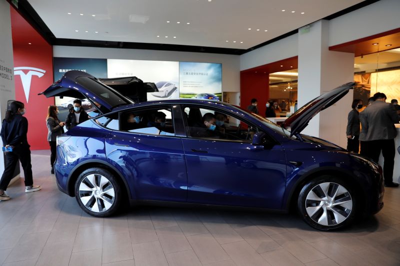 Un vehículo deportivo utilitario (SUV) Tesla Model Y, fabricado en China, en la sala de exposiciones del fabricante de vehículos eléctricos en Pekín