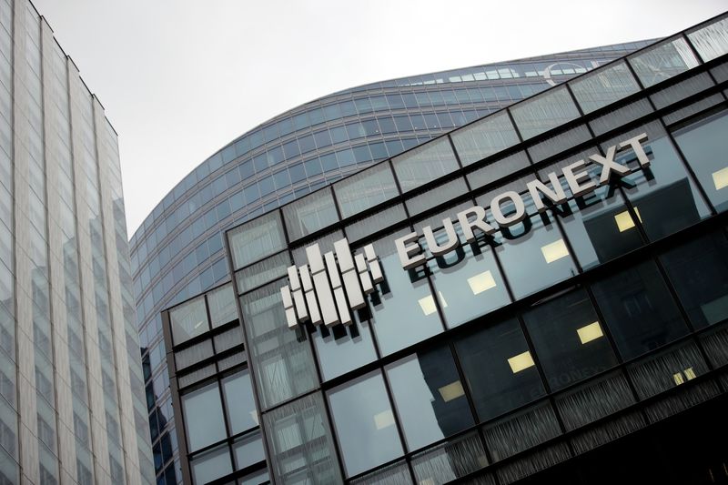 Photo d'archives montrant le logo d'Euronext dans le quartier financier et d'affaires de La Défense, à Paris