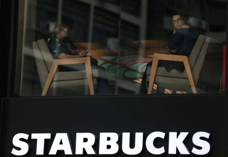 Starbucks, TFI : Deux salles deux ambiances
