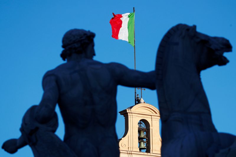 La bandiera italiana sopra al palazzo del Quirinale a Roma