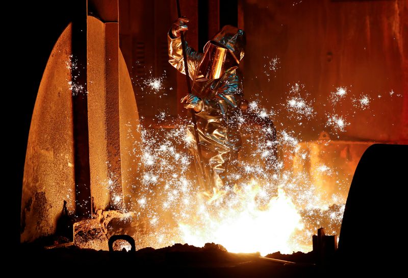 ARCHIV: Ein Stahlarbeiter des deutschen Industriekonglomerats ThyssenKrupp AG in Duisburg