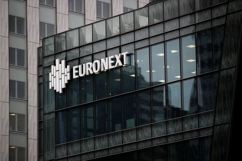 Le logo d'Euronext est visible dans le quartier financier et d'affaires de La Défense, à Paris