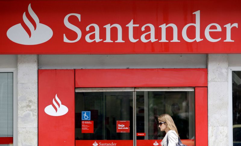 Una mujer pasa por delante de una sucursal del banco Santander en Río de Janeiro