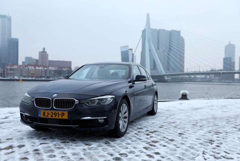FOTO DE ARCHIVO: Un coche híbrido de BMW se encuentra cerca del puente Erasmus en Rotterdam, Países Bajos
