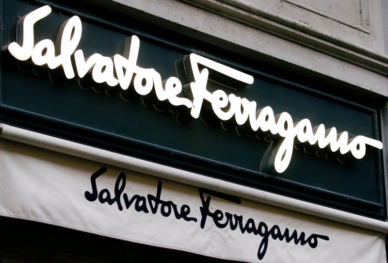 Il logo Salvatore Ferragamo presso una filiale a Zurigo, in Svizzera