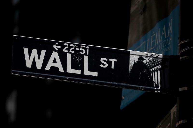 FOTO DE ARCHIVO: Un cartel de la calle Wall Street se ve cerca de la Bolsa de Nueva York