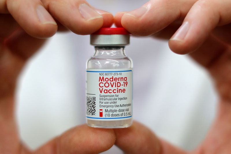 IMAGEN DE ARCHIVO. Un farmacéutico de Walmart sostiene un vial de la vacuna contra la enfermedad del coronavirus de Moderna en  dentro de una tienda por departamentos de Walmart en West Haven, Connecticut, EEUU, 