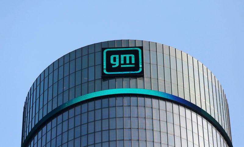 FOTO DE ARCHIVO: El nuevo logotipo de GM se ve en la fachada de la sede de General Motors