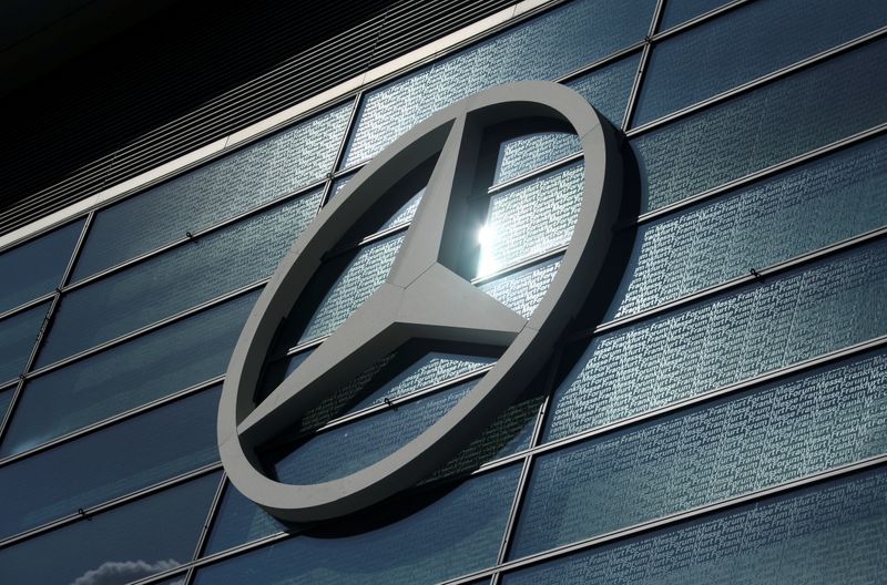 FOTO DE ARCHIVO: El logotipo de Mercedes-Benz en el Salón del Automóvil de Fráncfort